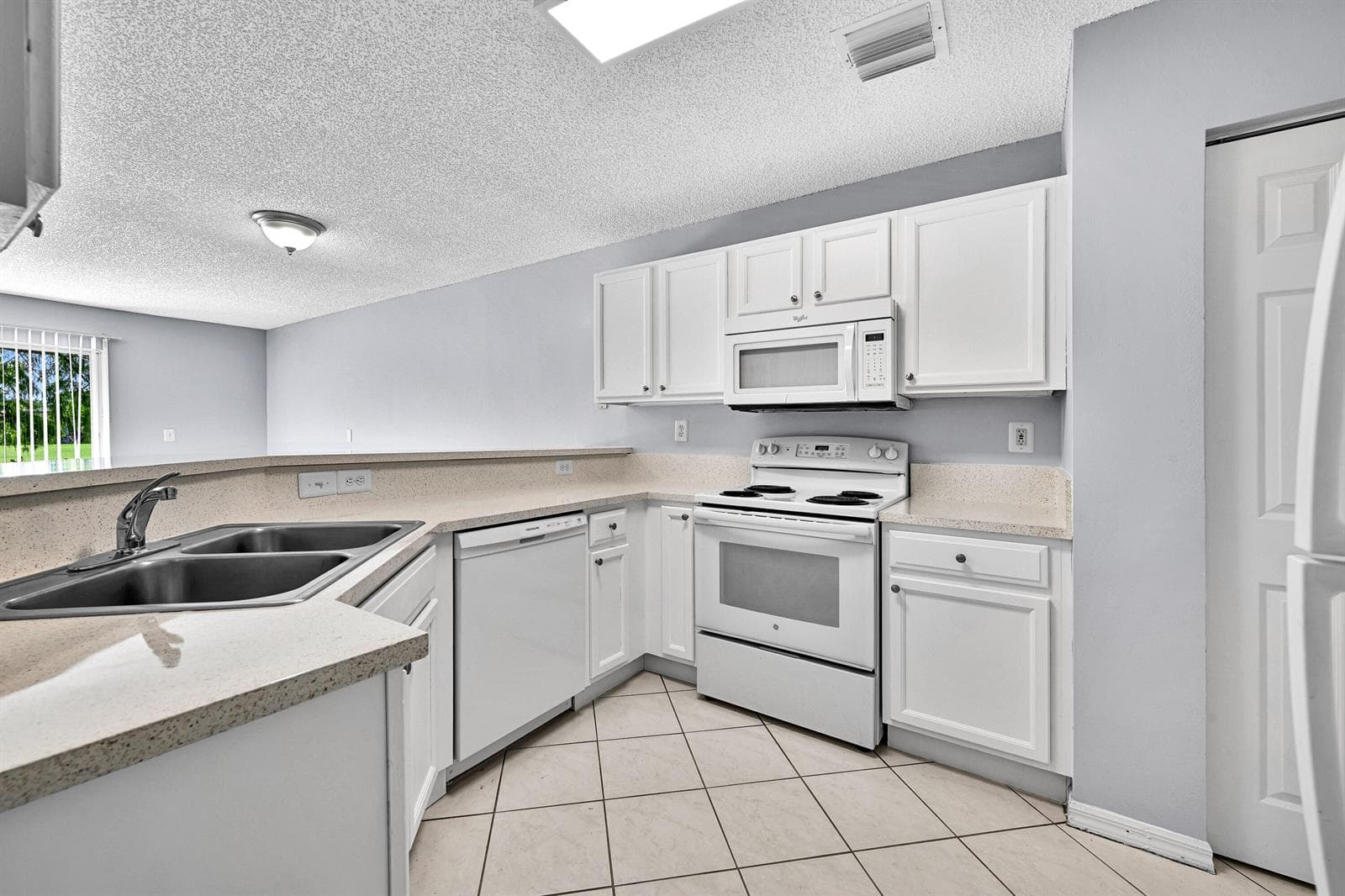8658 S SOUTHGATE SHORES Circle, Tamarac, FL 33321 photo 4