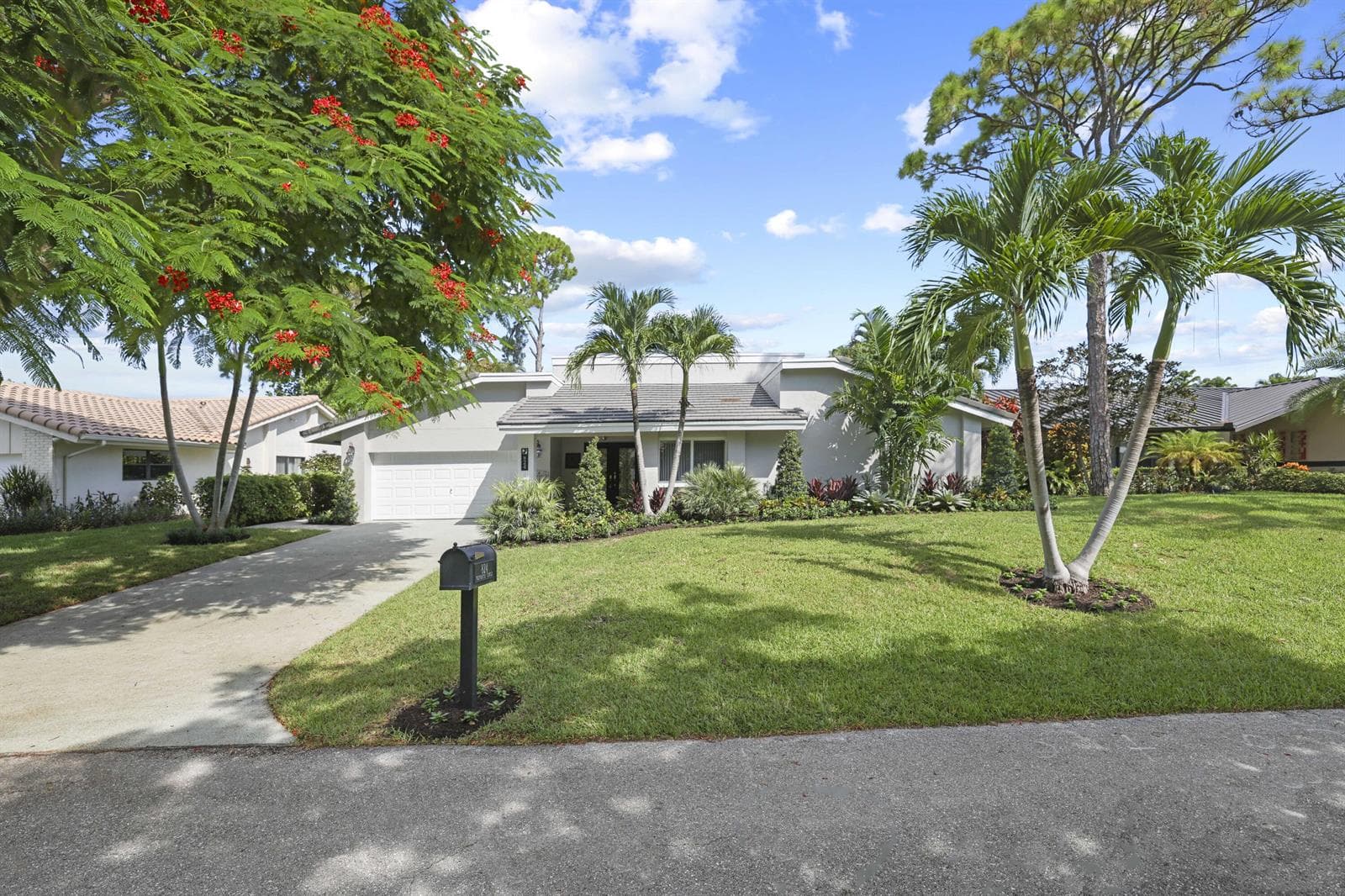 824 Foxpointe Circle, Delray Beach, FL 33445 photo 2