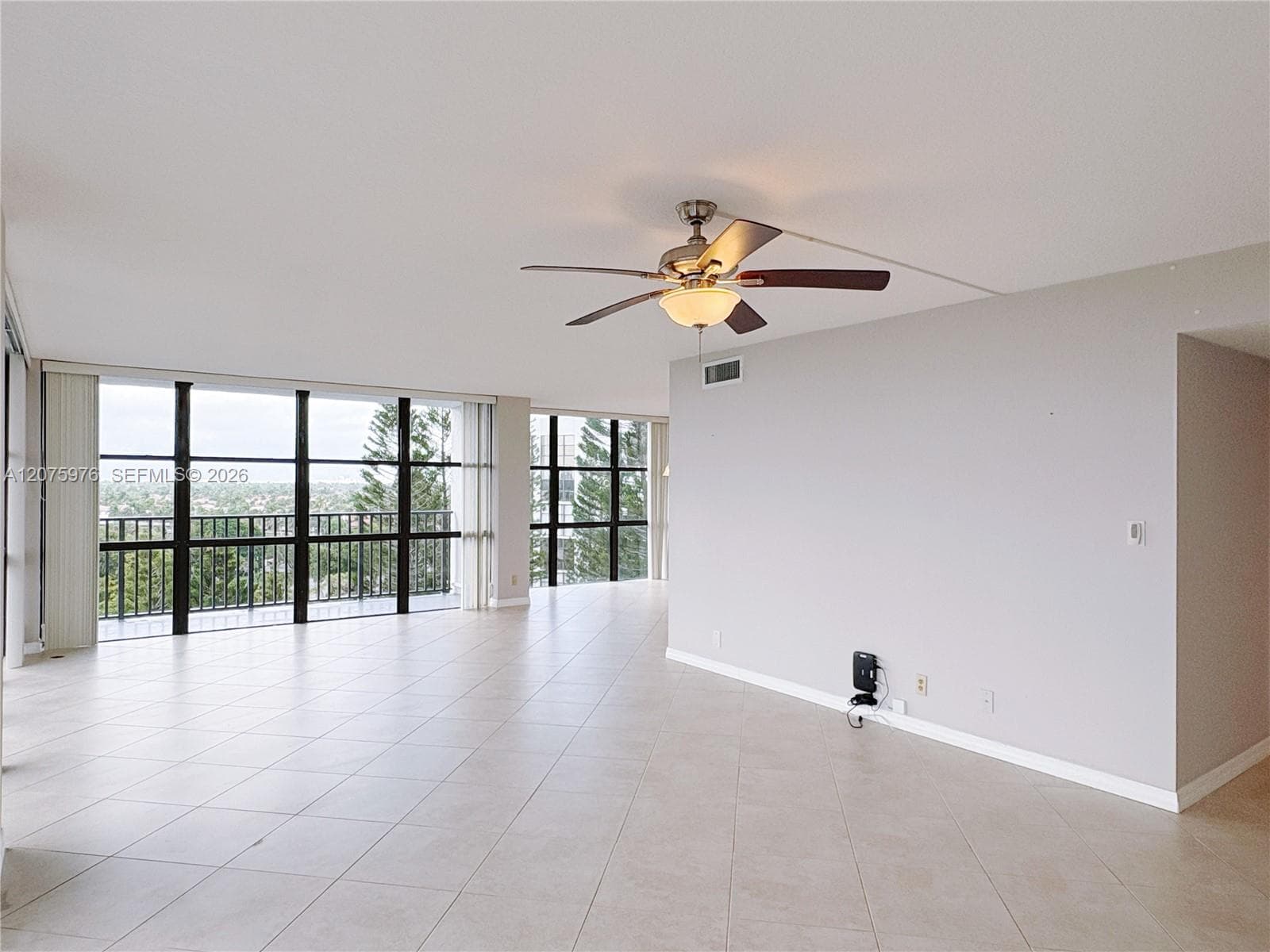 800 Parkview Dr # 909, Hallandale Beach, FL 33009 photo 4