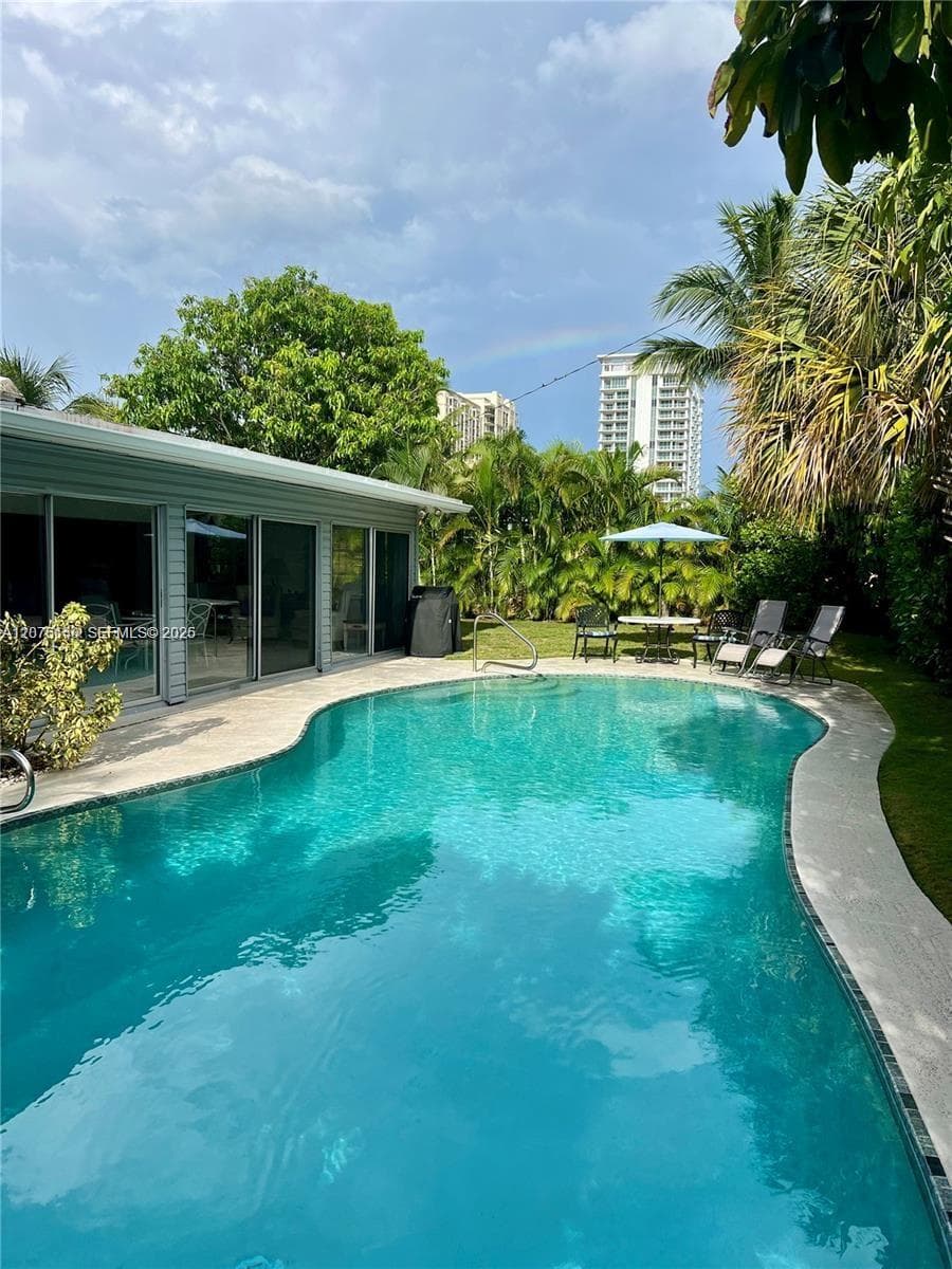 1241 Manor Dr, Singer Island, FL 33404