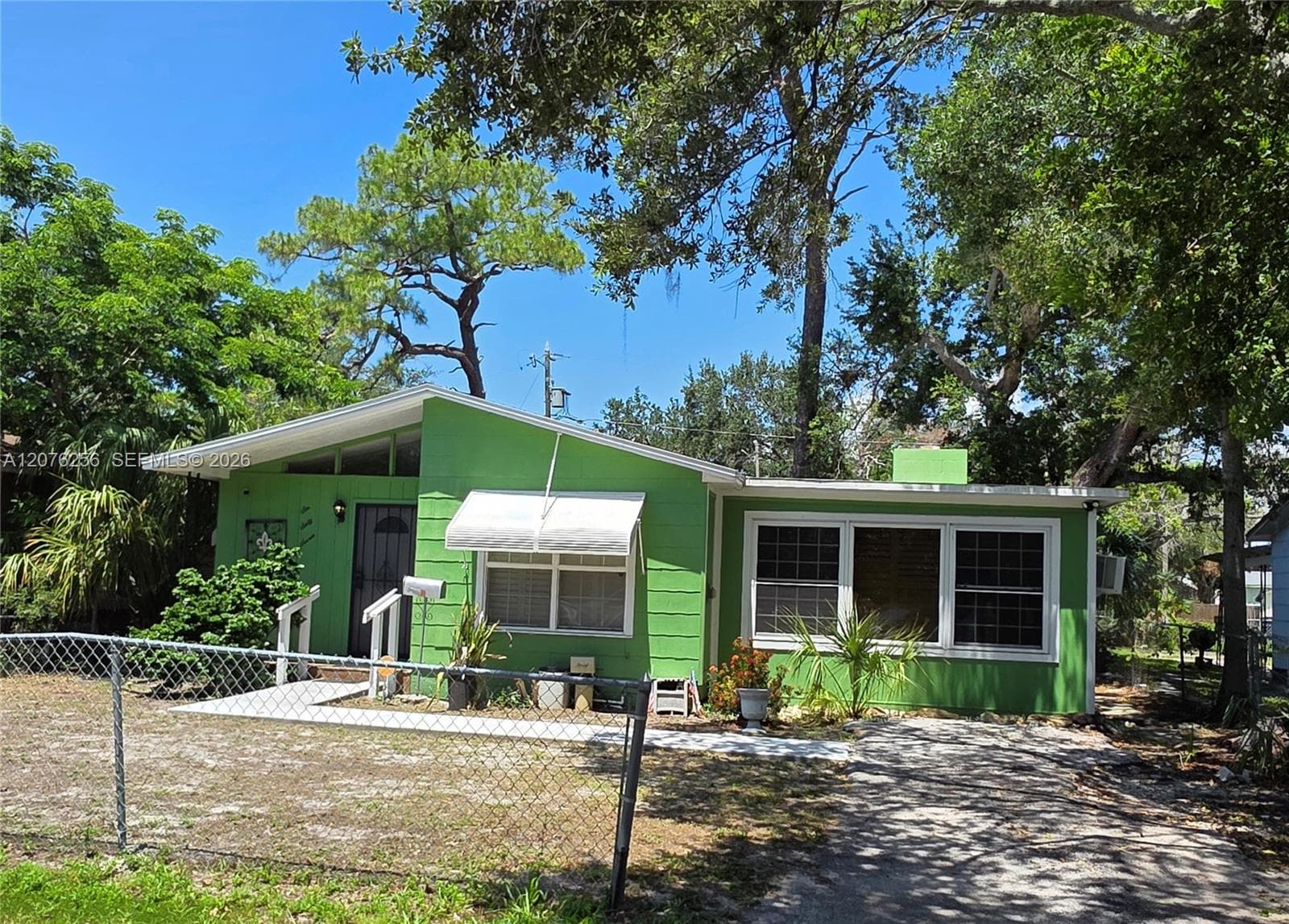 667 W Harbor Dr, St Petersburg, FL 33705 photo 2