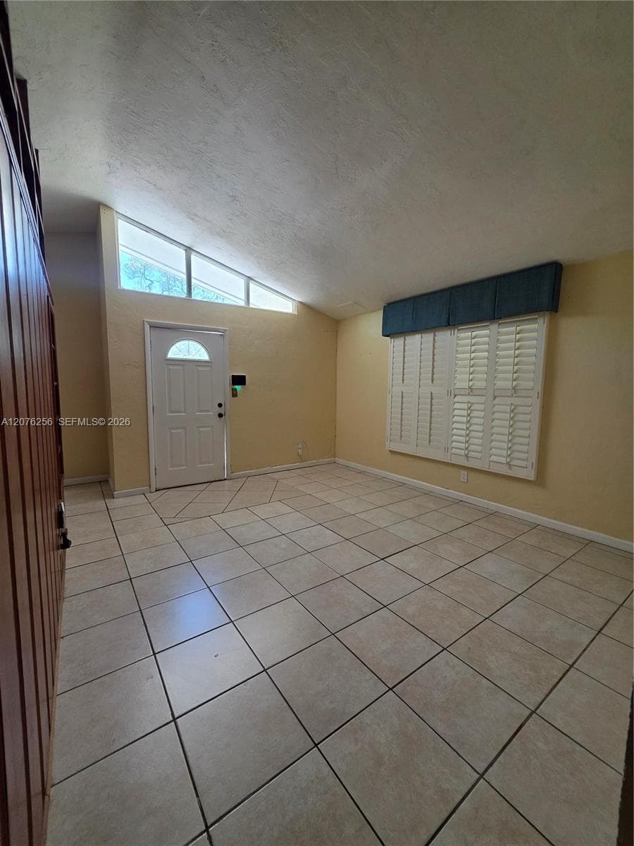 667 W Harbor Dr, St Petersburg, FL 33705 photo 3