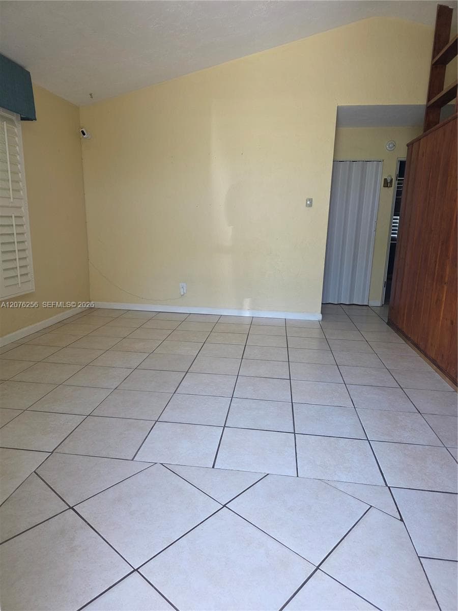 667 W Harbor Dr, St Petersburg, FL 33705 photo 5