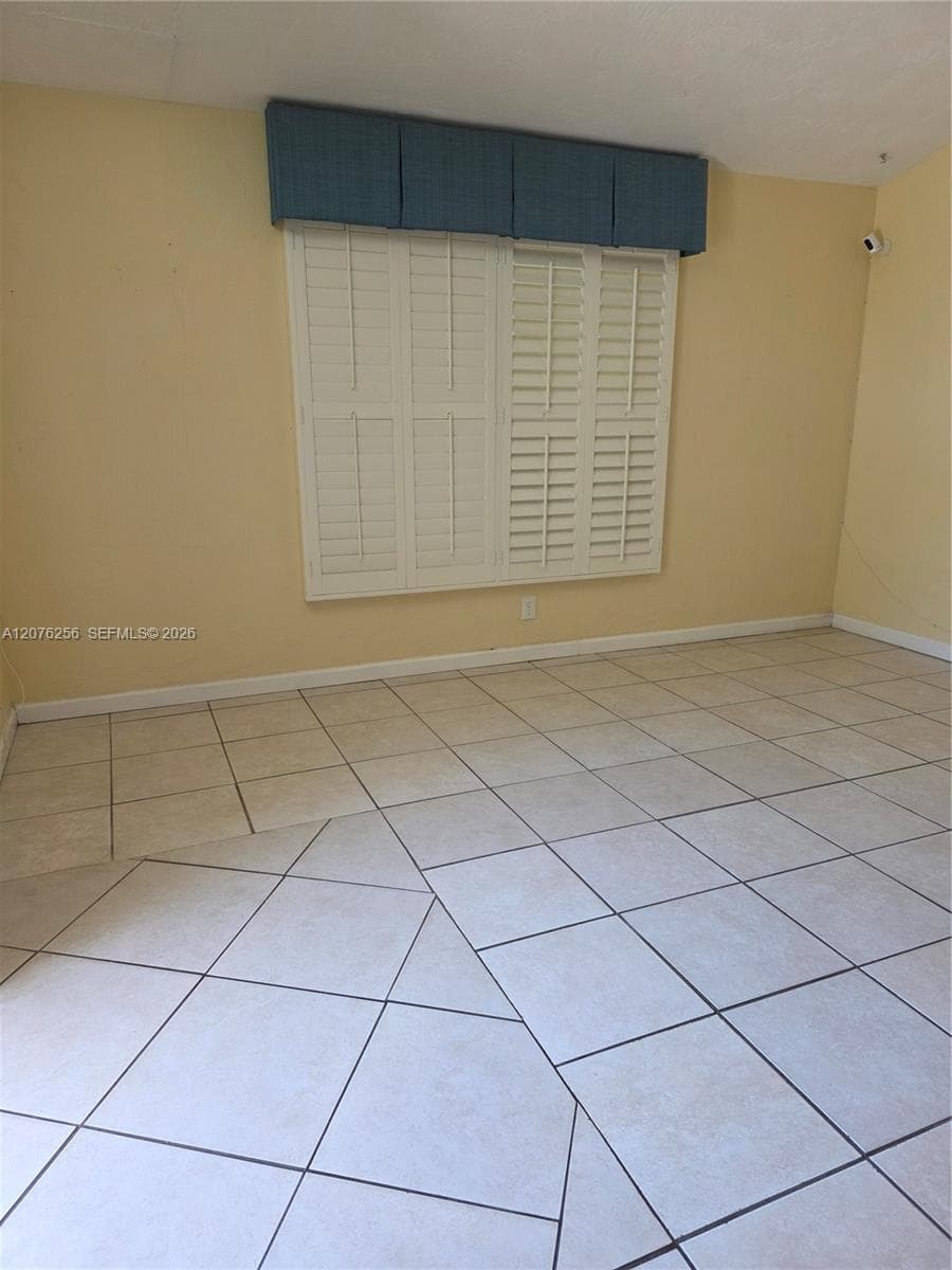 667 W Harbor Dr, St Petersburg, FL 33705 photo 4