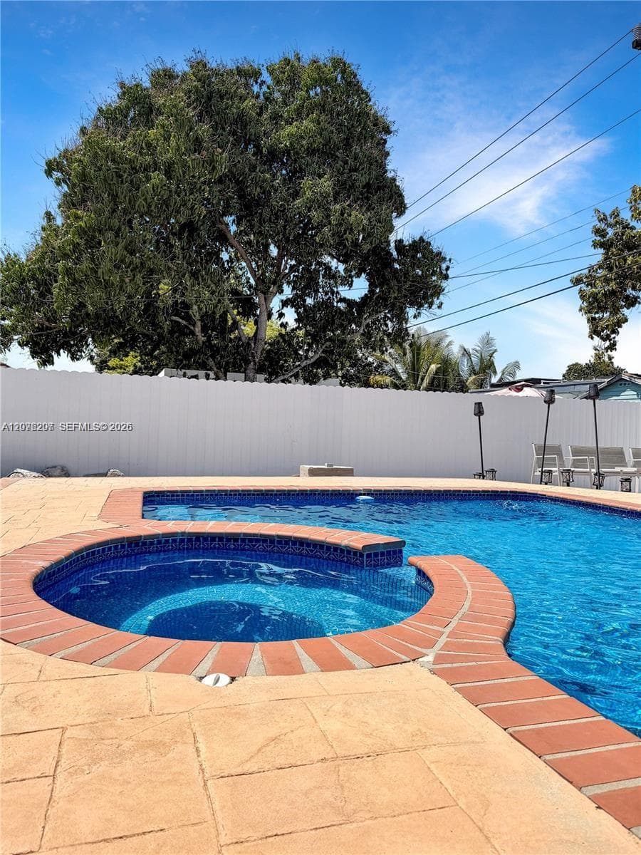 233 W 39th Pl, Hialeah, FL 33012 photo 2