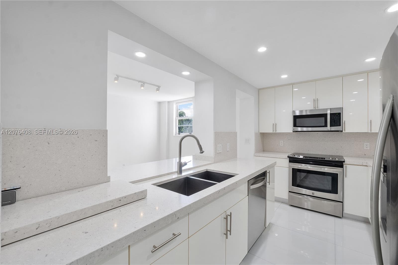 90 Edgewater Dr # 104, Coral Gables, FL 33133 photo 4
