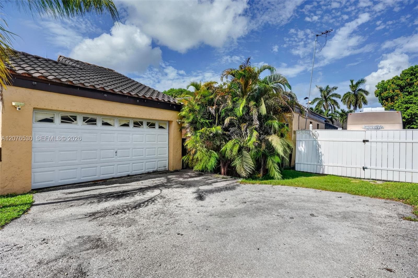 15660 SW 152nd Pl, Miami, FL 33187 photo 3