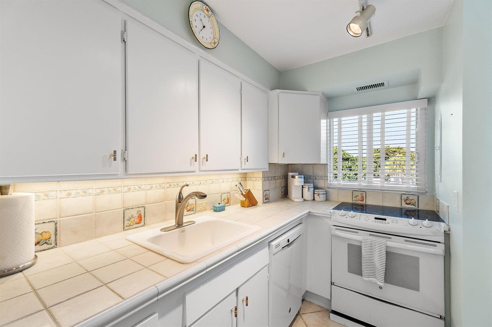 33 S Ocean Avenue # 206, Palm Beach Shores, FL 33404 photo 2