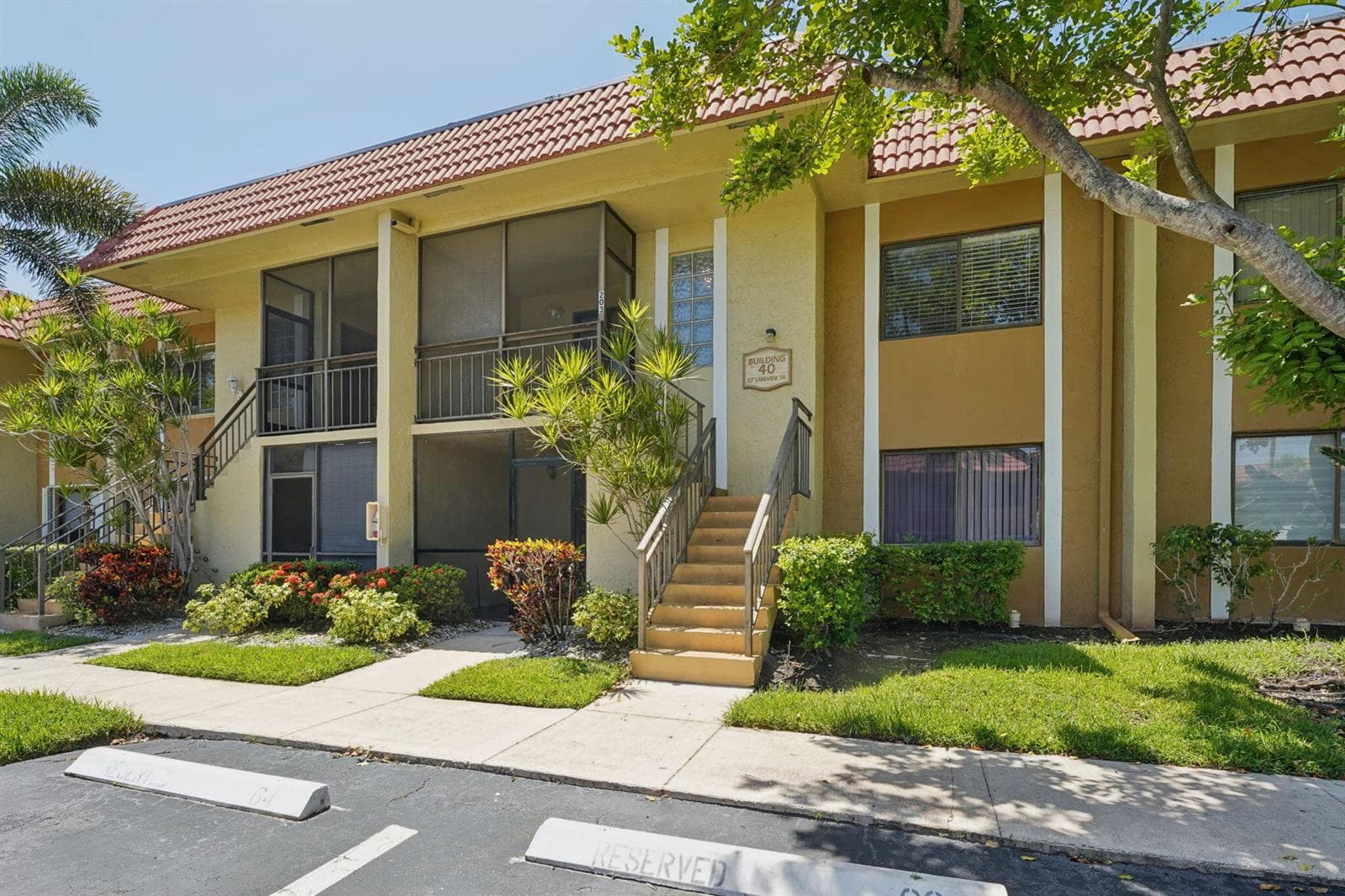 327 LAKEVIEW Drive # 203, Weston, FL 33326
