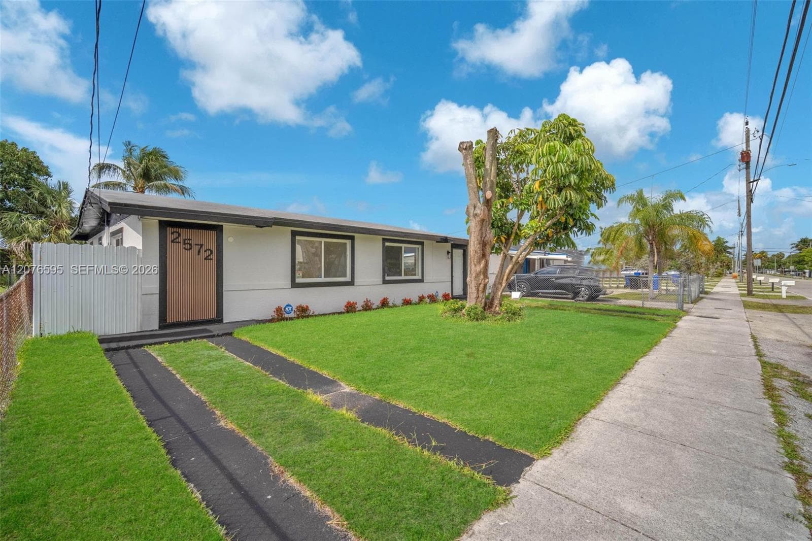 2572 NW 20th St, Fort Lauderdale, FL 33311 photo 2