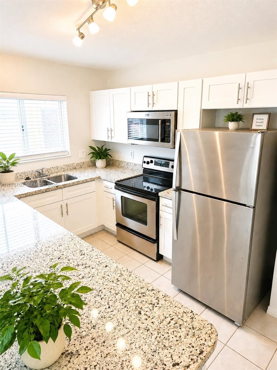 405 Kelly Ln, Weston, FL 33326 photo 4