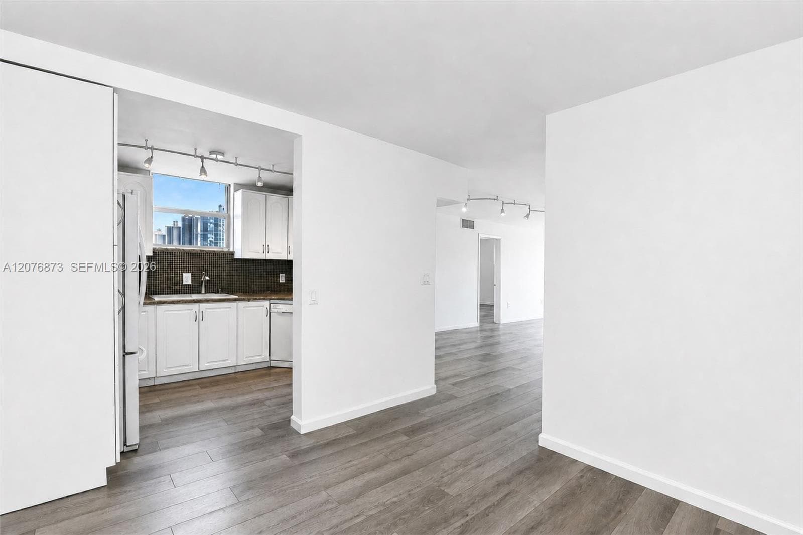 1045 10th St # 604, Miami Beach, FL 33139 photo 2