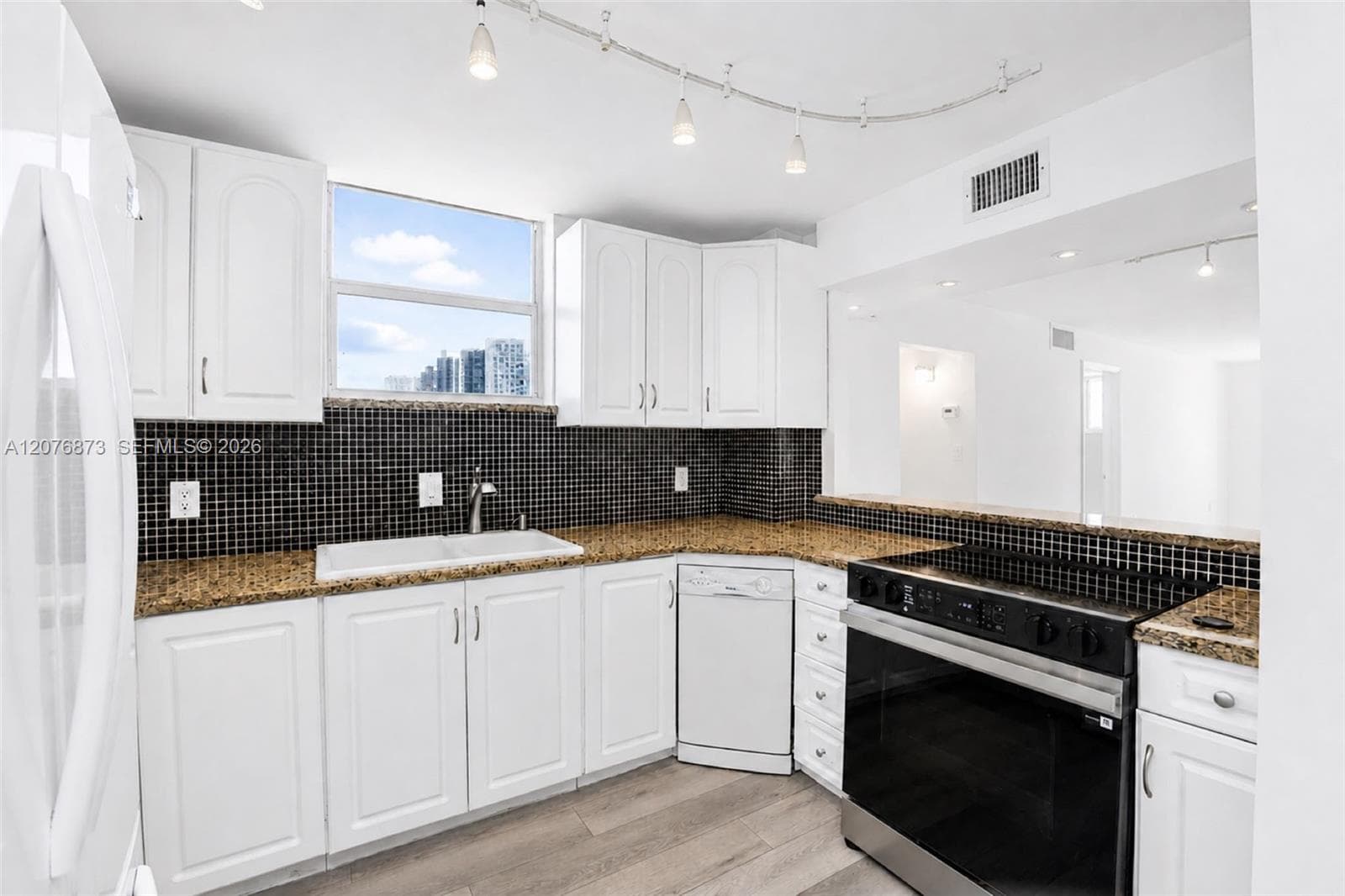 1045 10th St # 604, Miami Beach, FL 33139 photo 5
