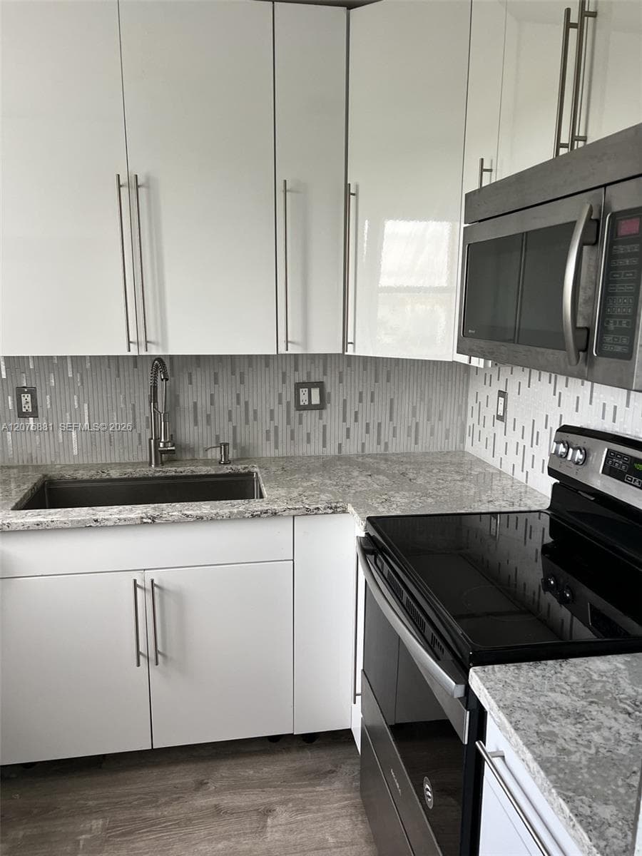 941 Crystal Lake Dr # 305, Deerfield Beach, FL 33064 photo 2