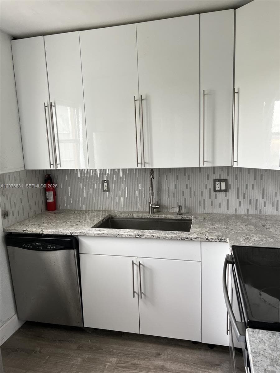941 Crystal Lake Dr # 305, Deerfield Beach, FL 33064 photo 3