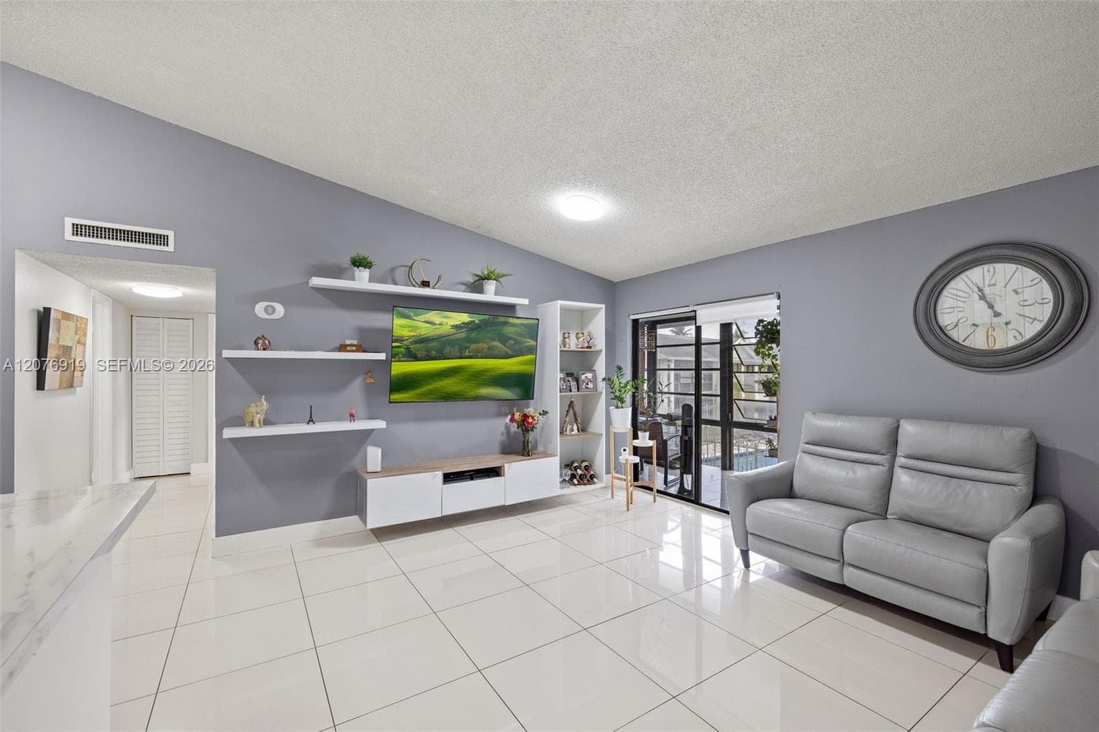827 NE 199th St # 206, Miami, FL 33179 photo 2