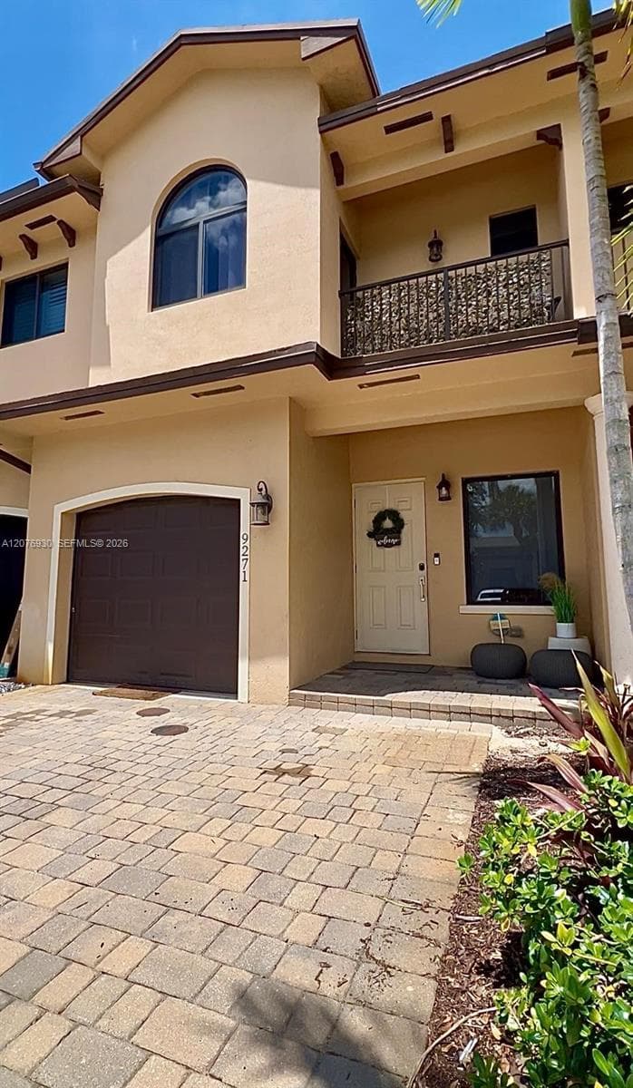 9271 NW 16th St, Pembroke Pines, FL 33027