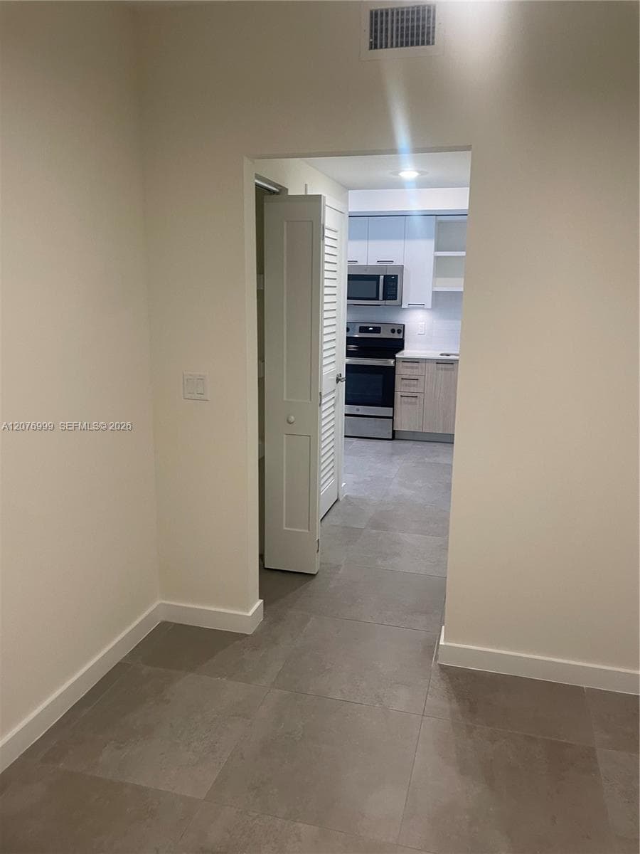 16395 Biscayne Blvd # 1611, North Miami Beach, FL 33160 photo 3
