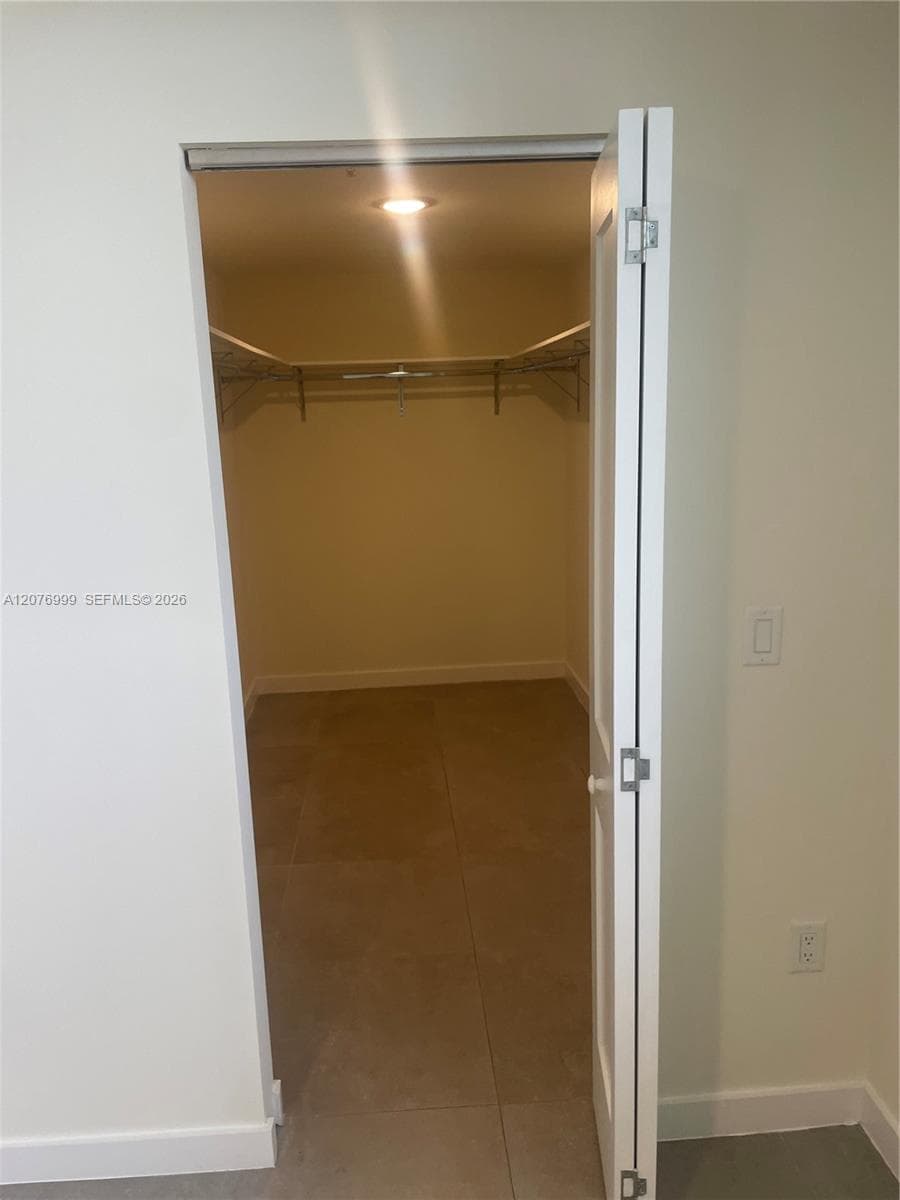 16395 Biscayne Blvd # 1611, North Miami Beach, FL 33160 photo 4