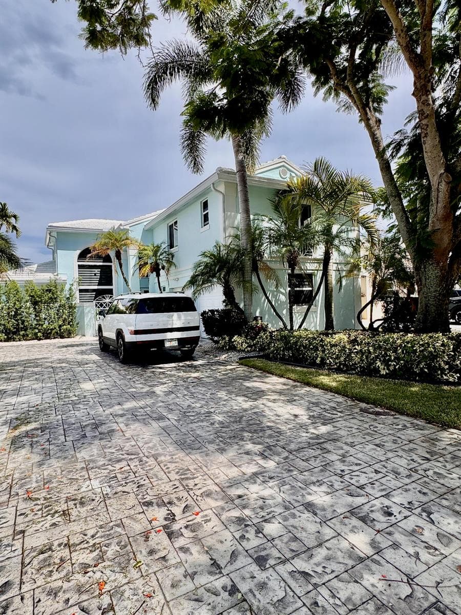1081 WILSHIRE Circle E, Pembroke Pines, FL 33027