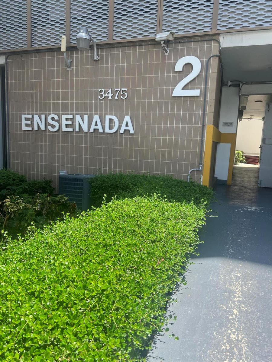3475 N COUNTRY CLUB Drive # 206, Aventura, FL 33180