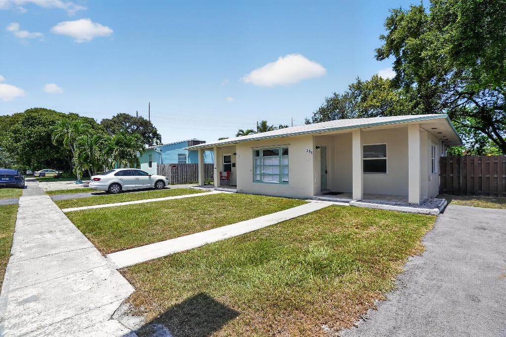 208 SW 2ND Place # 1-2, Dania Beach, FL 33004 photo 2