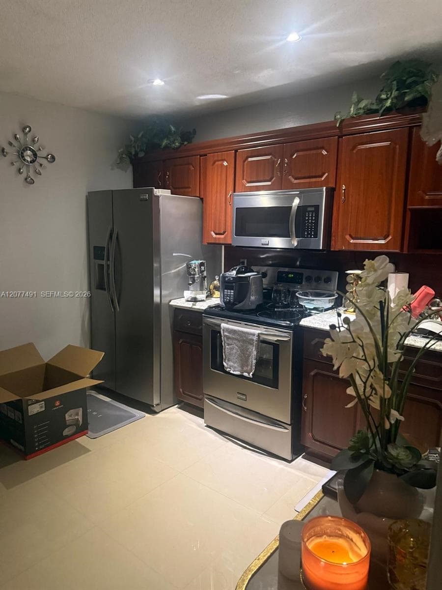 275 W 68th St # 103, Hialeah, FL 33014