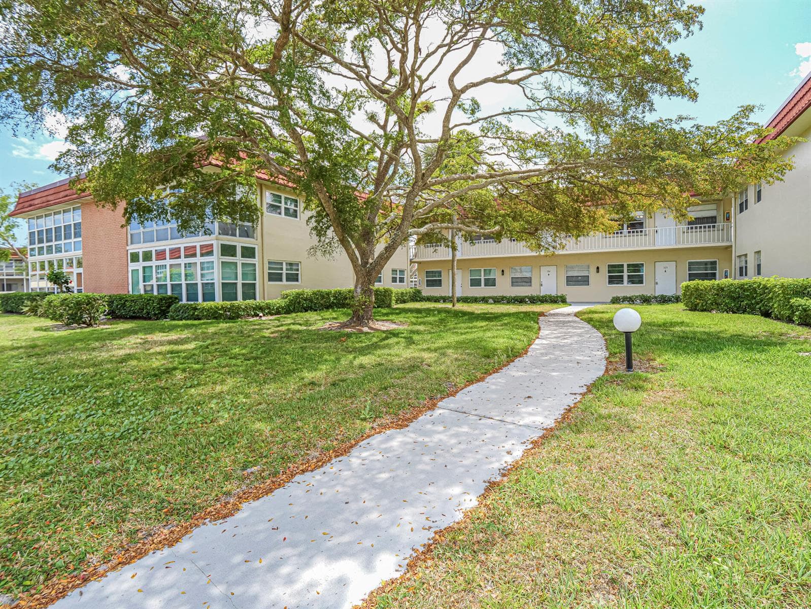 41 WOODLAND Drive # 205, Vero Beach, FL 32962 photo 2