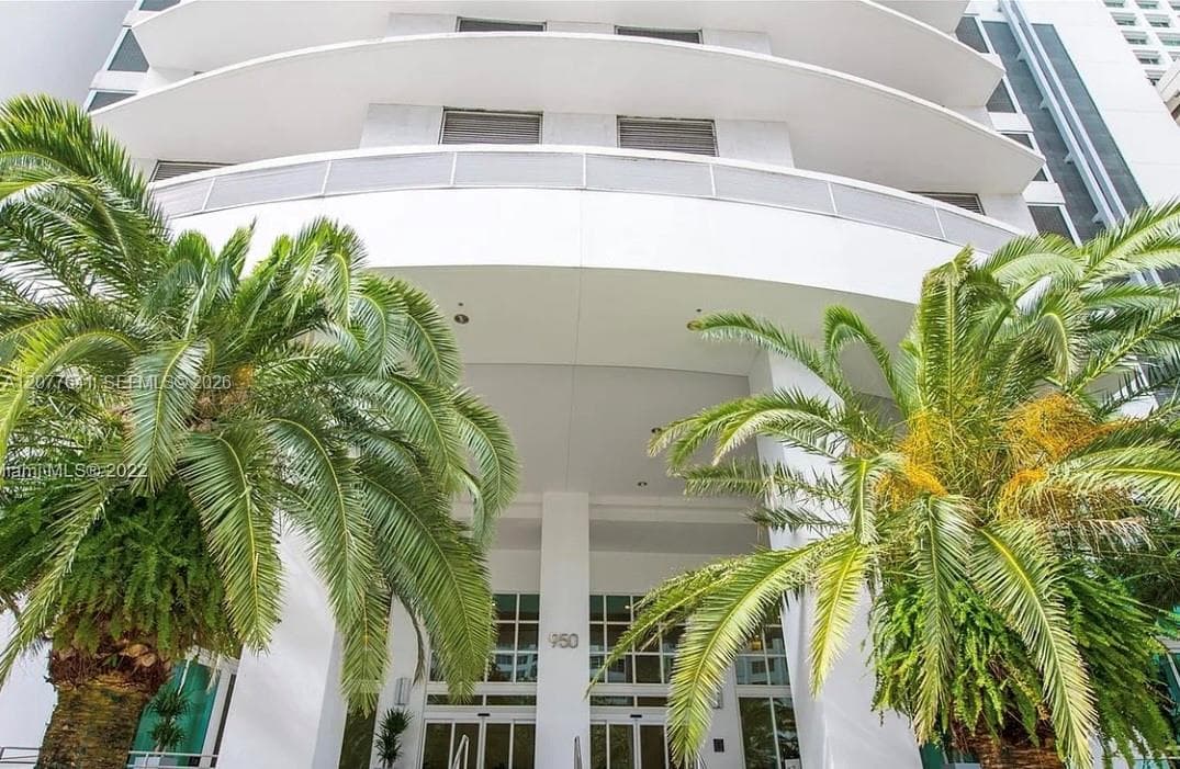 950 Brickell Bay Dr # 902, Miami, FL 33131