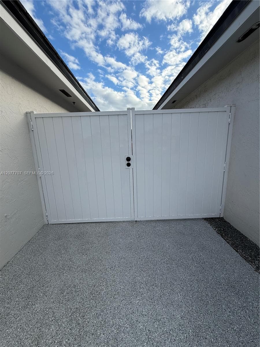 2658 W 74th Ter, Hialeah, FL 33016