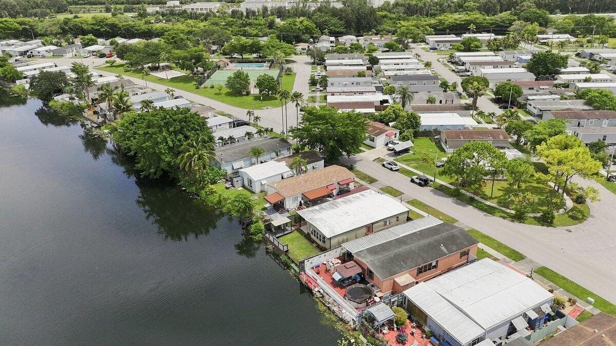 21671 S HERITAGE Circle, Pembroke Pines, FL 33029 photo 4