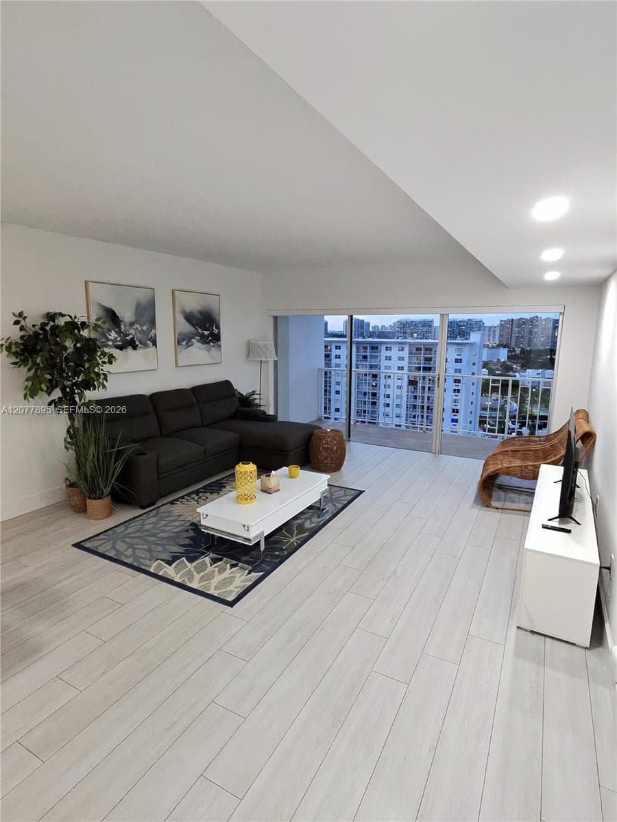500 Bayview Dr # 1723, Sunny Isles Beach, FL 33160 photo 3