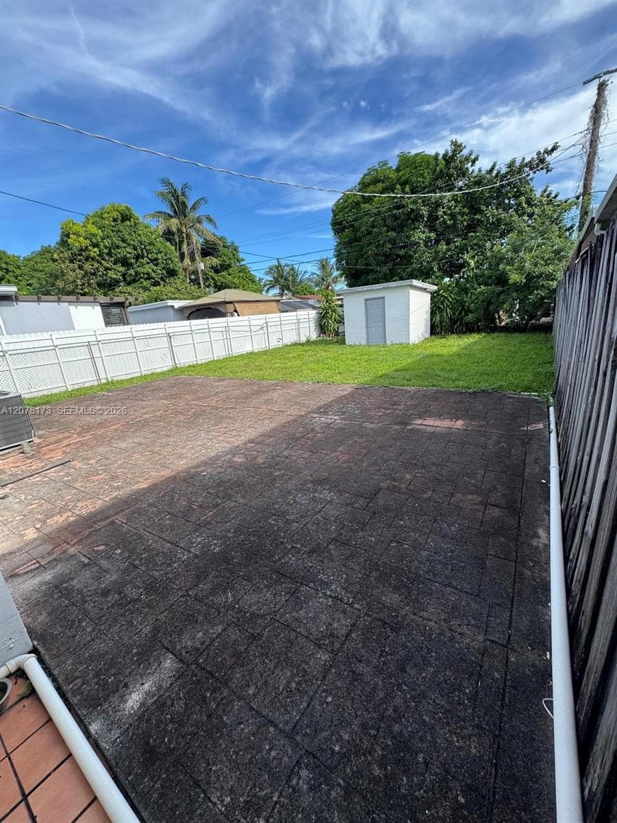 550 E 29th St, Hialeah, FL 33013 photo 2
