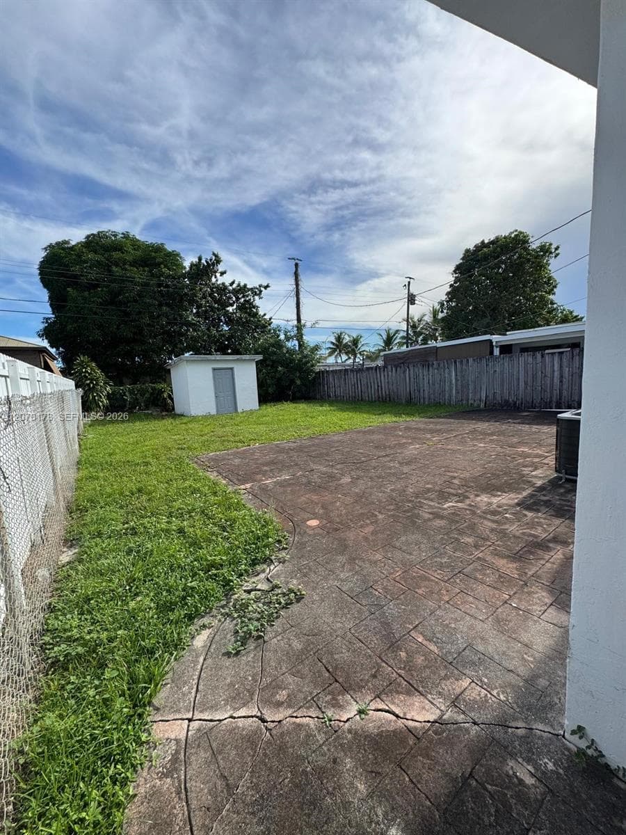 550 E 29th St, Hialeah, FL 33013 photo 4