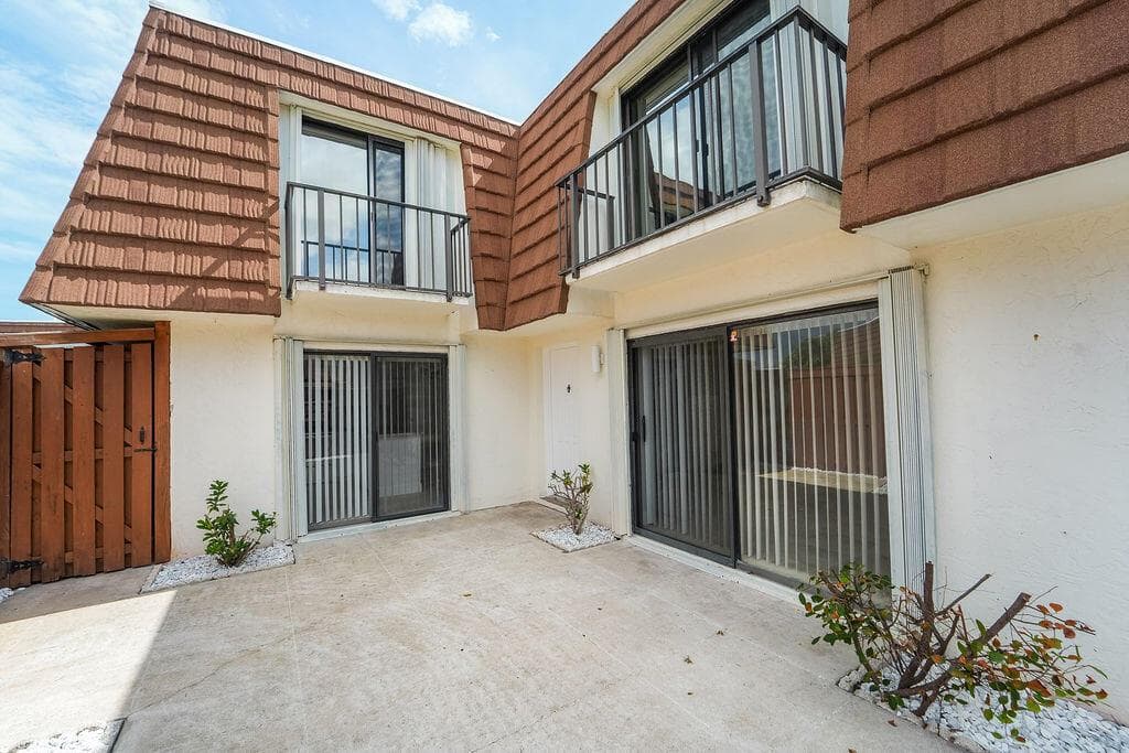 3900 SE County Line Road, Jupiter, FL 33469