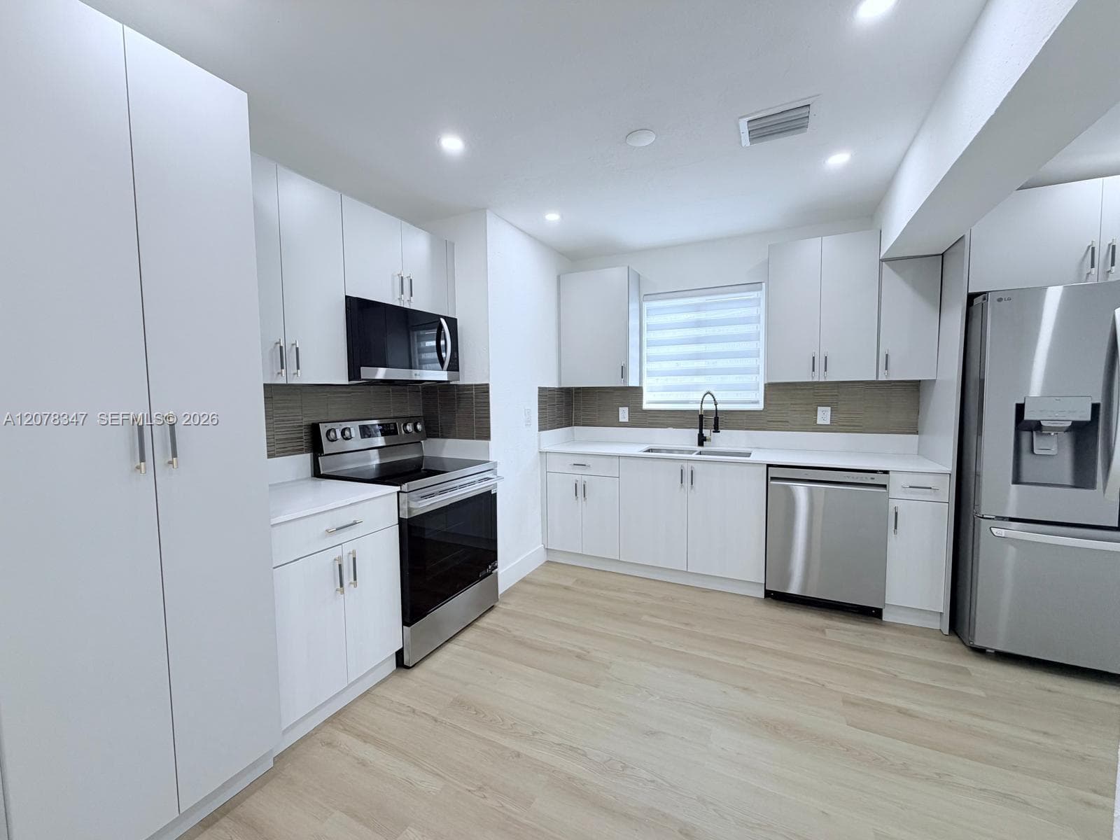 4130 NW 11th Ave, Oakland Park, FL 33309 photo 5