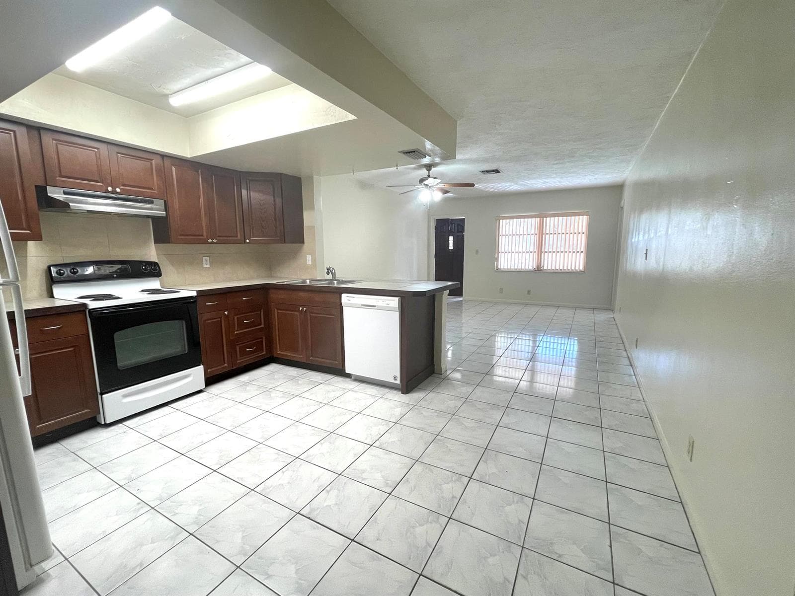7112 NW 78TH Avenue, Tamarac, FL 33321 photo 4