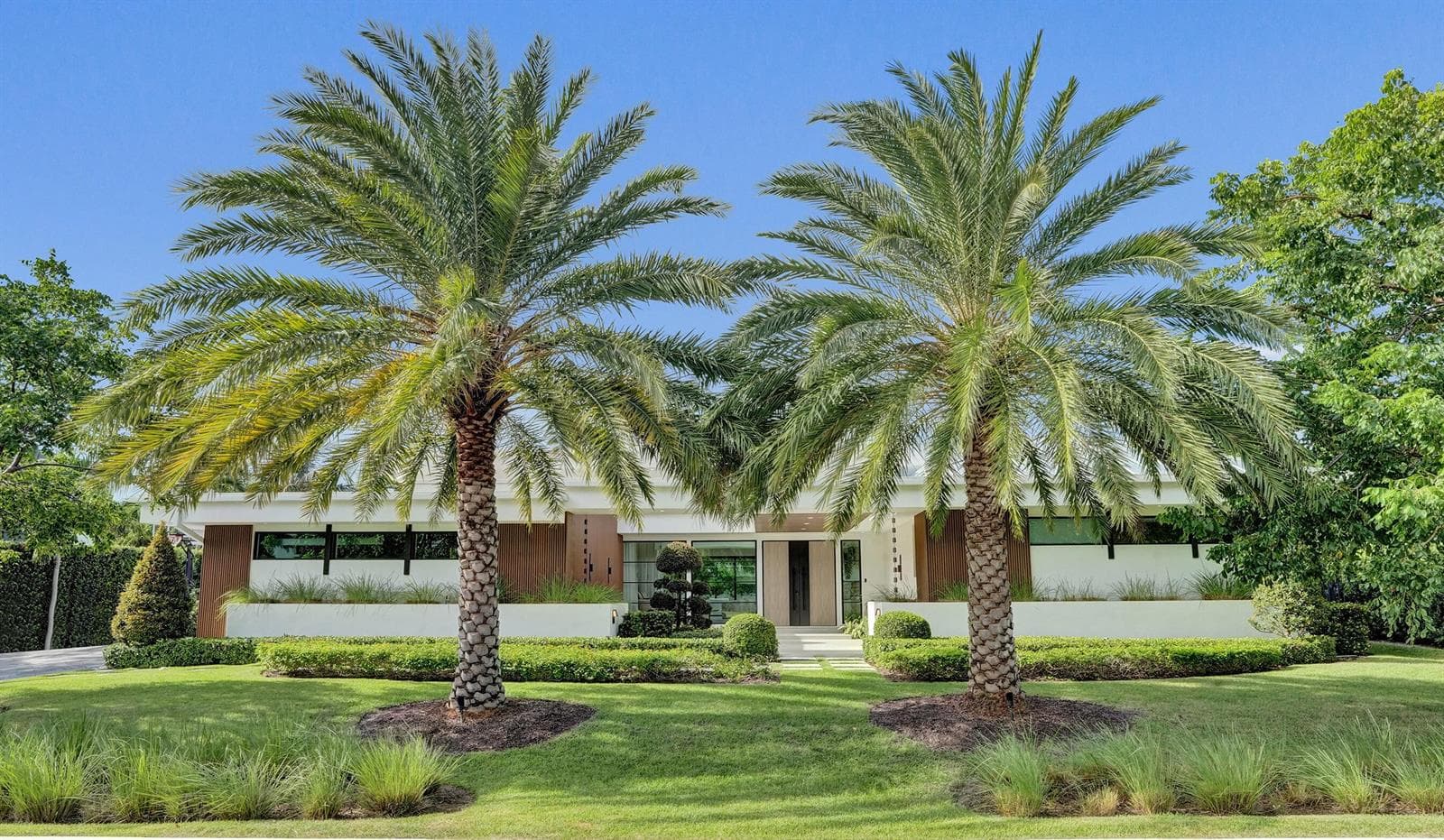 7 Tahoe Lane, Sea Ranch Lakes, FL 33308
