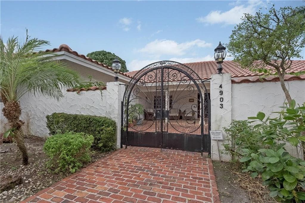 4903 WOODLANDS Boulevard, Tamarac, FL 33319 photo 2