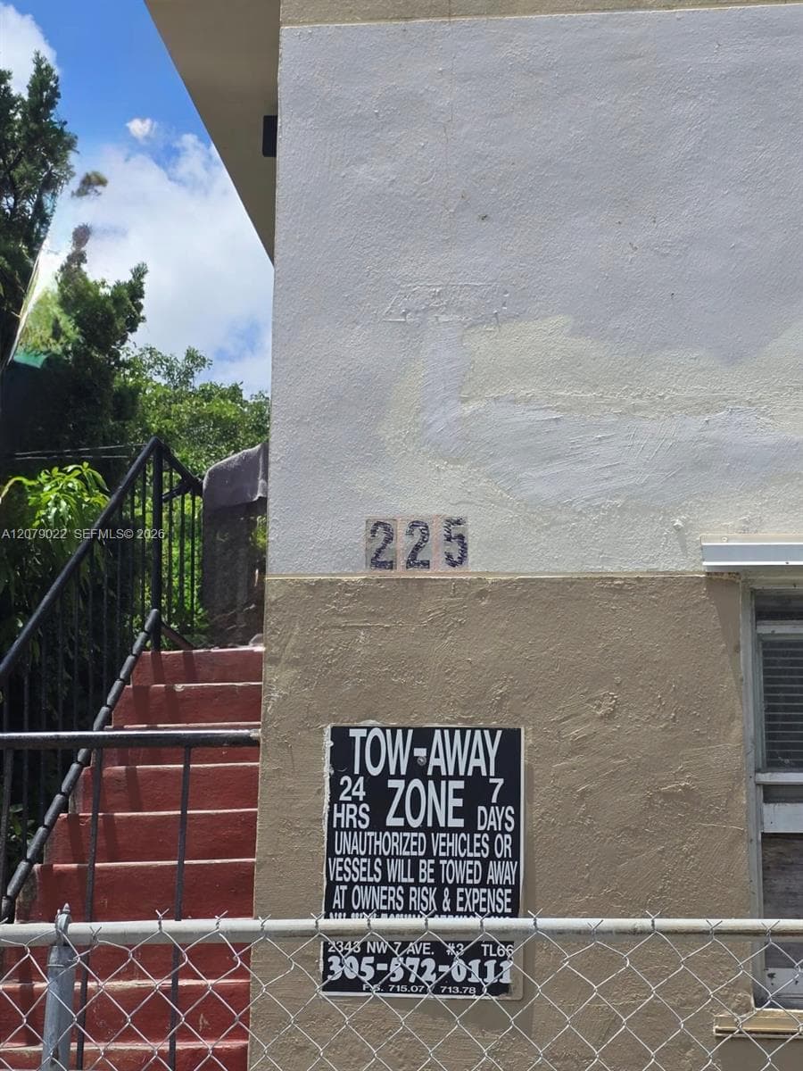 225 NW 17th St # 4, Miami, FL 33136 photo 2