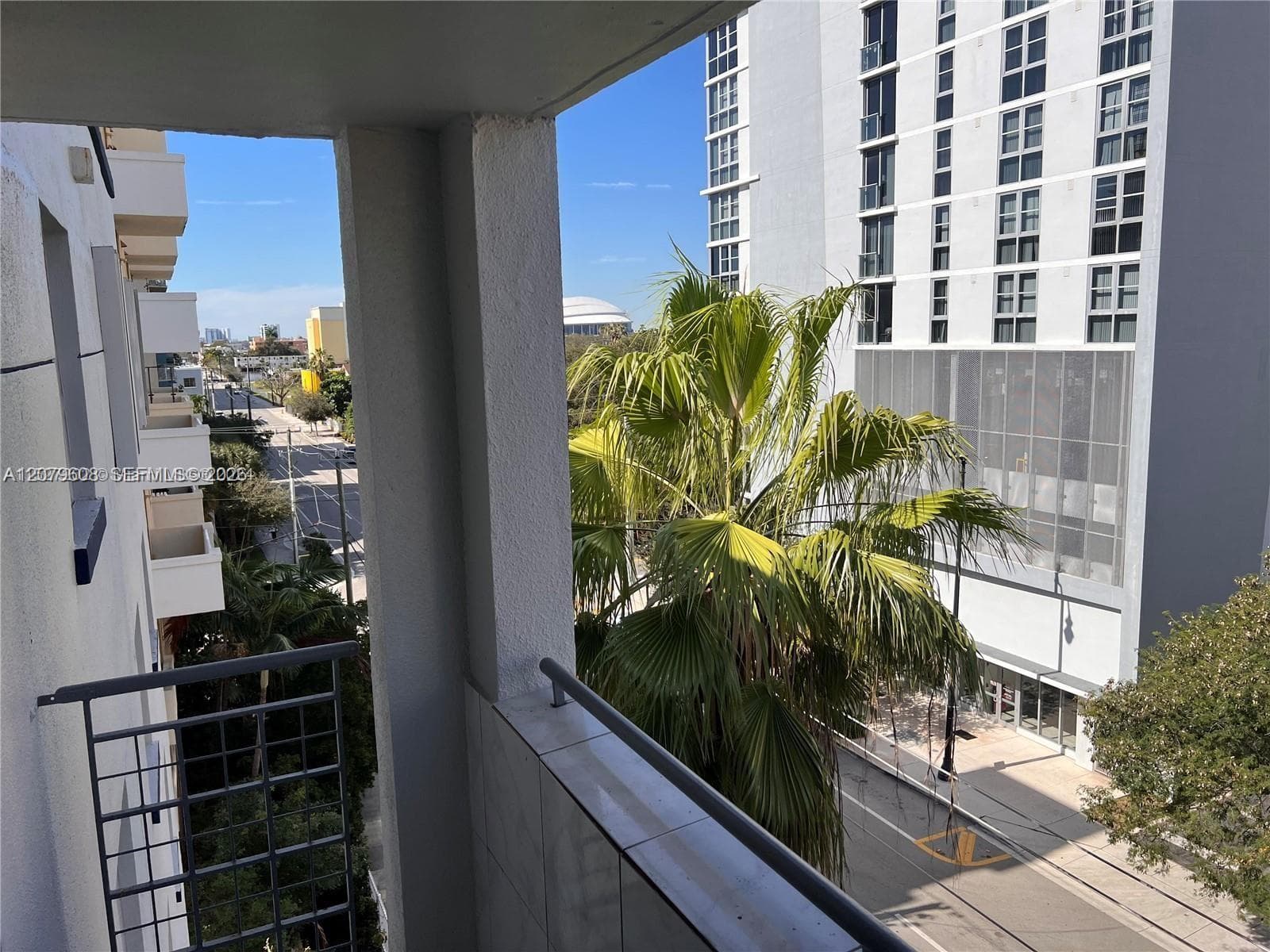 546 SW 1st St # 611, Miami, FL 33130 photo 2