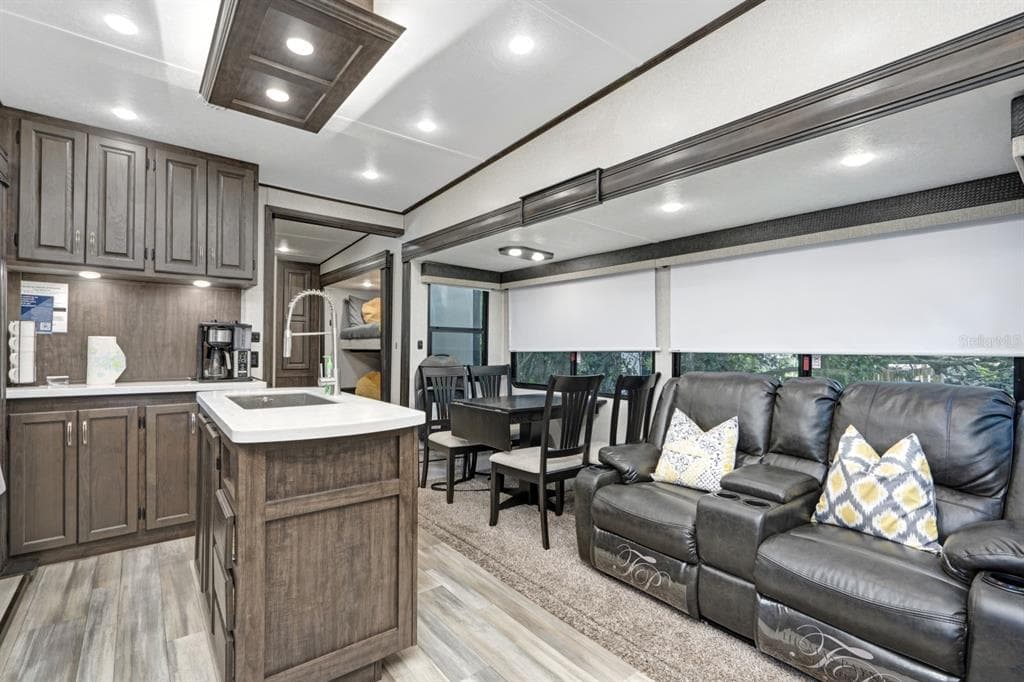 305 LINDEN DRIVE # Fifth wheel, ELLENTON, FL 34222