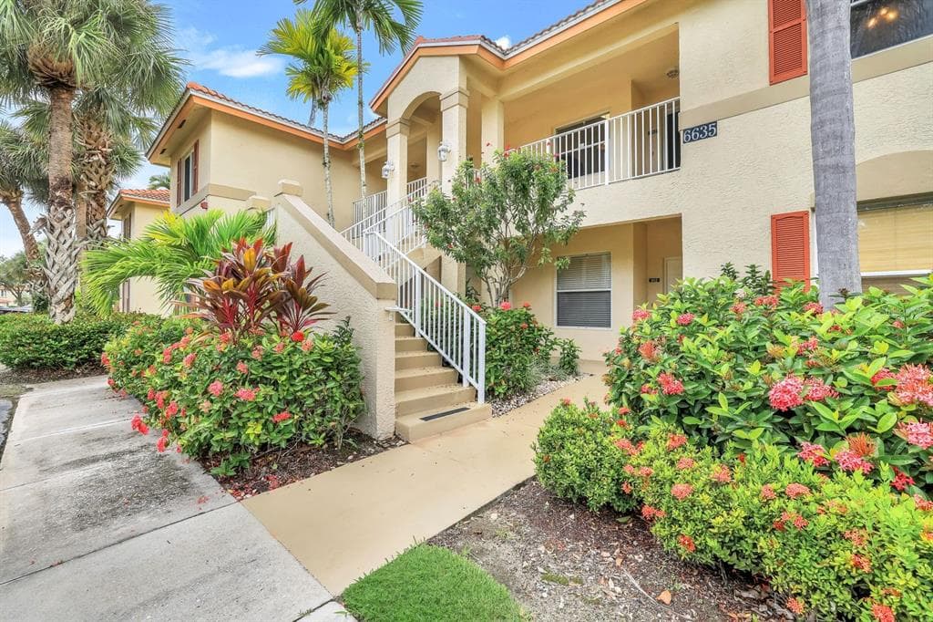 6635 HUNTINGTON LAKES CIRCLE # 202, NAPLES, FL 34119