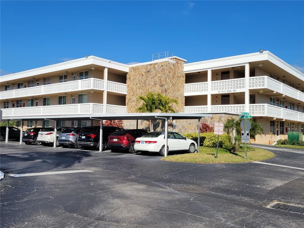 4915 BAY STREET NE # 122, ST PETERSBURG, FL 33703