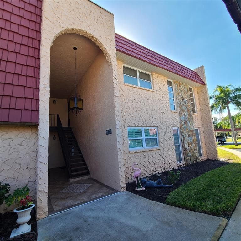 220 BUTTONWOOD CIRCLE # 220, SEMINOLE, FL 33777