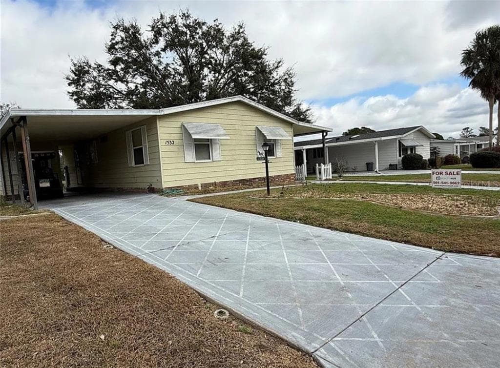 1532 W SCHWARTZ BOULEVARD, LADY LAKE, FL 32159