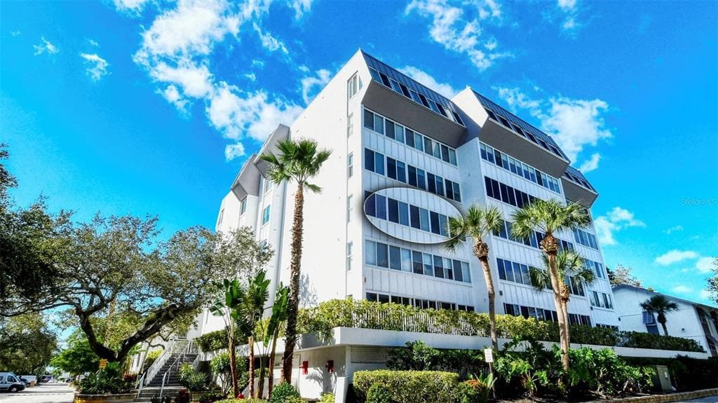 1255 E PEPPERTREE DRIVE # 305, SARASOTA, FL 34242