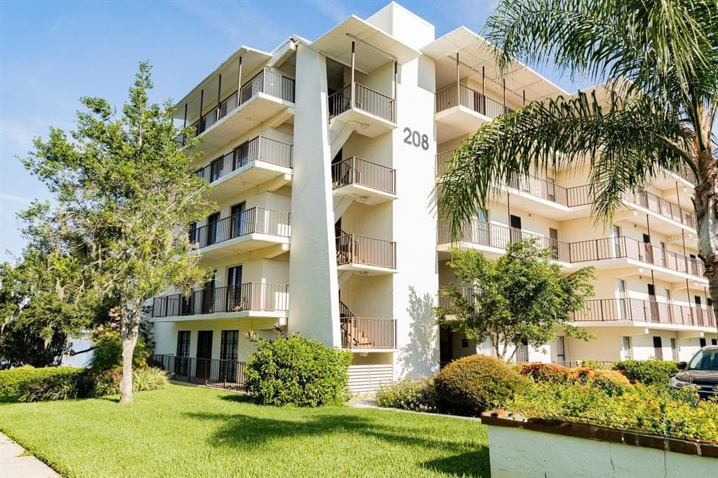 208 LAKE HOWARD DRIVE NW # 104, WINTER HAVEN, FL 33880