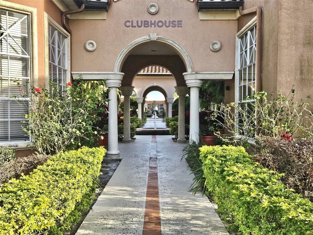 5542 METROWEST BOULEVARD # 104, ORLANDO, FL 32811