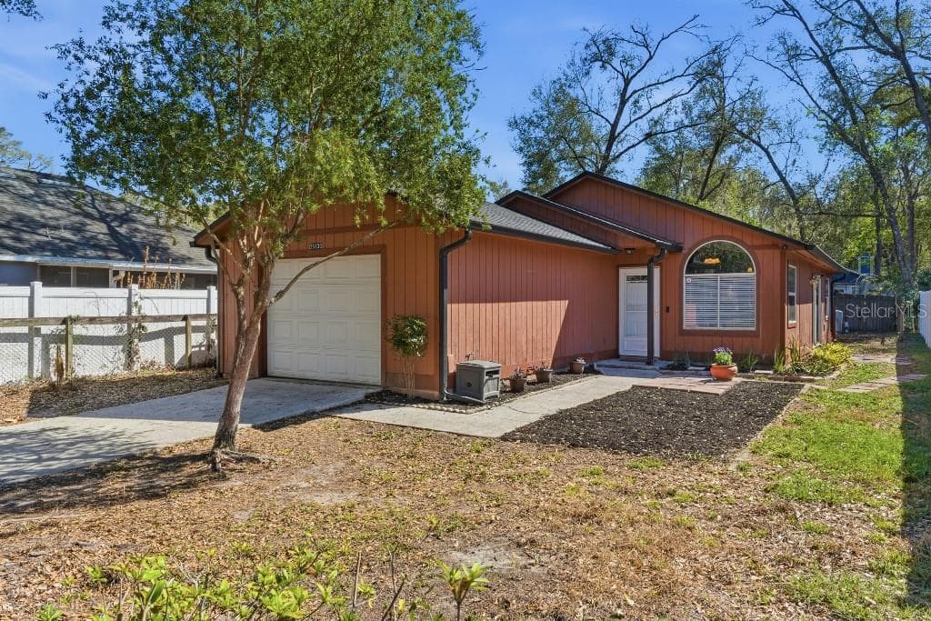 25130 ENSLEY ROAD, SORRENTO, FL 32776